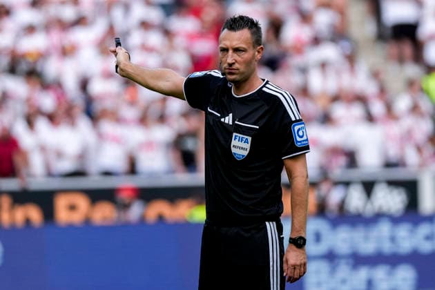 Sven Jablonski (Schiedsrichter), gibt Anweisungen, gestikuliert, mit den Armen gestikulieren, Einzelbild, Einzelfoto, Aktion, Action, 12.09.2026, Sinsheim (Deutschland), Fussball, Bundesliga, TSG 1899 Hoffenheim - VfB Stuttgart, DFB DFL REGULATIONS PROHIBIT ANY USE OF PHOTOGRAPHS AS IMAGE SEQUENCES AND OR QUASI-VIDEO. *** Sven Jablonski, referee, giving instructions, gesturing, gesturing with his arms, single frame, single photo, action, 12 09 2026, Sinsheim, Germany, soccer, Bundesliga, TSG 1899 Hoffenheim vs. VfB Stuttgart, DFB and DFL regulations prohibit any use of photographs as image sequences and or quasi-video xozx