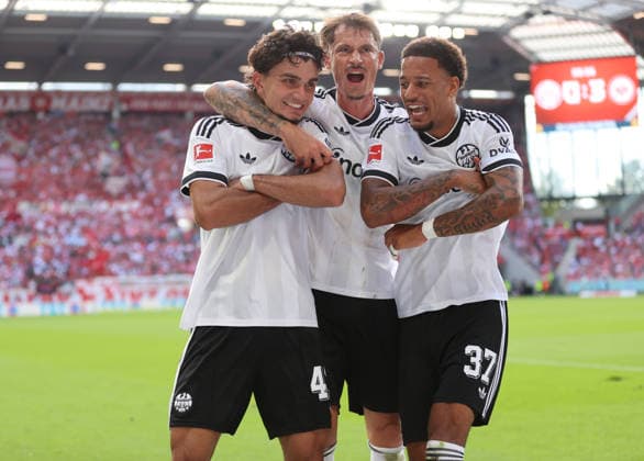 12.09.2026, Fussball Bundesliga, 1. FSV Mainz 05 - Eintracht Frankfurt, v.l., Torjubel zum 0:3 durch Can Uzun (Eintracht Frankfurt), Goal celebration, celebrate the goal DFL DFB REGULATIONS PROHIBIT ANY USE OF PHOTOGRAPHS AS IMAGE SEQUENCES AND OR QUASI-VIDEO. xdcx *** September 12, 2026, Bundesliga, 1 FSV Mainz 05 vs. Eintracht Frankfurt, from left, goal celebration after Can Uzun’s goal to make it 0–3 for Eintracht Frankfurt, goal celebration, celebrating the goal. DFL and DFB regulations prohibit any use of photographs as image sequences and or quasi-video. xdcx Copyright: HMBxMedia Claus