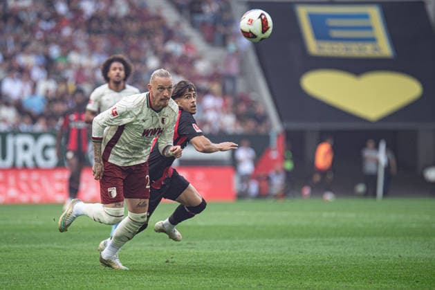 Marius Wolf (27 Augsburg) und Afonso Moreira (9 Leverkusen) im Zweikampf um den Ball beim Bundesligaspiel FC Augsburg - Bayer 04 Leverkusen am 12.09.2026. Augsburg WWK Arena Bayern Deutschland *** Marius Wolf (27) of Augsburg and Afonso Moreira (9) of Leverkusen battle for the ball during the Bundesliga match between FC Augsburg and Bayer 04 Leverkusen on September 12, 2026, at the WWK Arena in Augsburg, Bavaria, Germany