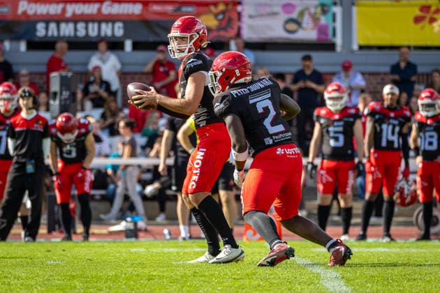 Handover Hugh Harvey (Potsdam Royals, 08 Quarter Back) to Chrisman Kyei (Potsdam Royals, 02 Running Back) Potsdam Royals vs ifm Razorbacks Ravensburg, American Football, German Football League, Week 19, 2026, 12.09.2026, Potsdam Sportpark Luftschiffhafen Brandenburg Germany Copyright: xPFA SebastianxJustx