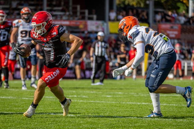 Milan Spiller (Potsdam Royals, 07 Wide Receiver) running the ball, chased by Jona Uekert (ifm Razorbacks Ravensburg, 33 Defensive Back) Potsdam Royals vs ifm Razorbacks Ravensburg, American Football, German Football League, Week 19, 2026, 12.09.2026, Potsdam Sportpark Luftschiffhafen Brandenburg Germany Copyright: xPFA SebastianxJustx