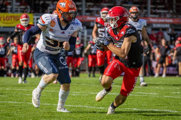Milan Spiller (Potsdam Royals, 07 Wide Receiver) running the ball, Samuel Mindham (ifm Razorbacks Ravensburg, 30 Defensive Back) trying to tackle him Potsdam Royals vs ifm Razorbacks Ravensburg, American Football, German Football League, Week 19, 2026, 12.09.2026, Potsdam Sportpark Luftschiffhafen Brandenburg Germany Copyright: xPFA SebastianxJustx