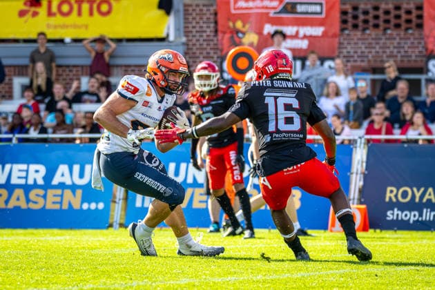 William Enneking (ifm Razorbacks Ravensburg, 80 Tight End) with the ball, Aashari Crosswell (Potsdam Royals, 16 Defensive Back) trying to tackle him Potsdam Royals vs ifm Razorbacks Ravensburg, American Football, German Football League, Week 19, 2026, 12.09.2026, Potsdam Sportpark Luftschiffhafen Brandenburg Germany Copyright: xPFA SebastianxJustx
