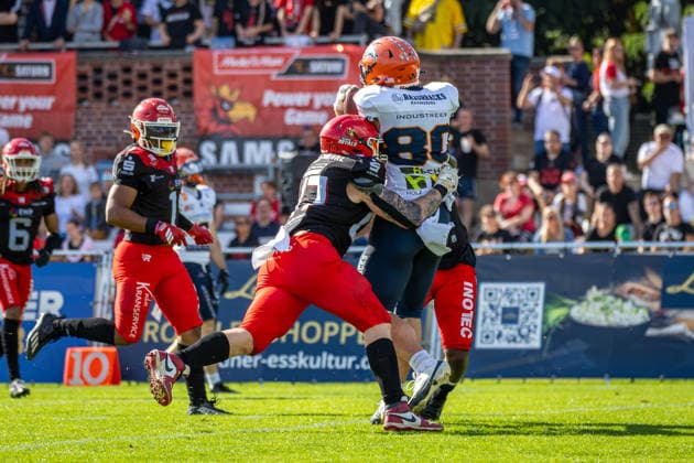 William Enneking (ifm Razorbacks Ravensburg, 80 Tight End) tackled by Hunter Hewitt (Potsdam Royals, 17 Defensive End) Potsdam Royals vs ifm Razorbacks Ravensburg, American Football, German Football League, Week 19, 2026, 12.09.2026, Potsdam Sportpark Luftschiffhafen Brandenburg Germany Copyright: xPFA SebastianxJustx