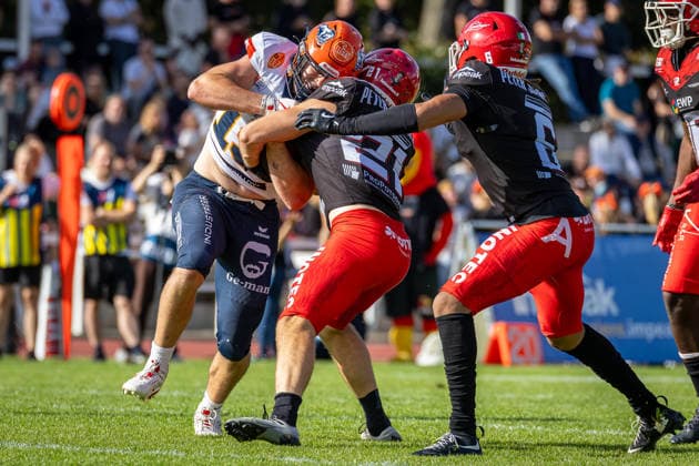 Aidan Enneking (ifm Razorbacks Ravensburg, 19 Tight End) tackled by Ruben De Ruyter (Potsdam Royals, 21 Linebacker) Potsdam Royals vs ifm Razorbacks Ravensburg, American Football, German Football League, Week 19, 2026, 12.09.2026, Potsdam Sportpark Luftschiffhafen Brandenburg Germany Copyright: xPFA SebastianxJustx