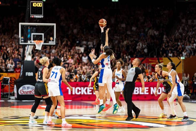 Tip Off, Anwurf, Luisa Geiselsoder (Deutschland, 15) gegen Janelle Salaun (Frankreich, 13), GER, Frankreich vs. Deutschland, Basketball, FIBA Women s World Cup 2026, Halbfinale, 12.09.2026 GER, Frankreich vs. Deutschland, Basketball, FIBA Women s World Cup 2026, Halbfinale, 12.09.2026 Berlin Copyright: xEibner-Pressefoto MaxxVincenx EP_MVN