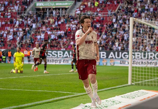 12.09.2026, Fussball Bundesliga 2026 2027, 3.Spieltag, FC Augsburg - Bayer Leverkusen, in der WWK-Arena Augsburg, Torschuss zum 1:1 von Michael Gregoritsch (FC Augsburg) gegen Torwart Mark Flekken (Leverkusen) der den Ball durchrutschen lässt. ***DFL and DFB regulations prohibit any use of photographs as image sequences and or quasi-video.*** *** September 12, 2026, 2026–2027 Bundesliga, Matchday 3, FC Augsburg vs. Bayer Leverkusen, at the WWK Arena in Augsburg, Michael Gregoritsch of FC Augsburg takes a shot that ties the game at 1–1 against Leverkusen goalkeeper Mark Flekken, who lets the ball slip through his hands ***DFL and DFB regulations prohibit any use of photographs as image sequences and or quasi-video***