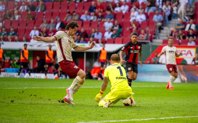 12.09.2026, Fussball Bundesliga 2026 2027, 3.Spieltag, FC Augsburg - Bayer Leverkusen, in der WWK-Arena Augsburg, Torschuss zum 1:1 von Michael Gregoritsch (FC Augsburg) gegen Torwart Mark Flekken (Leverkusen) der den Ball durchrutschen lässt. ***DFL and DFB regulations prohibit any use of photographs as image sequences and or quasi-video.*** *** September 12, 2026, 2026–2027 Bundesliga, Matchday 3, FC Augsburg vs. Bayer Leverkusen, at the WWK Arena in Augsburg, Michael Gregoritsch of FC Augsburg takes a shot that ties the game at 1–1 against Leverkusen goalkeeper Mark Flekken, who lets the ball slip through his hands ***DFL and DFB regulations prohibit any use of photographs as image sequences and or quasi-video***