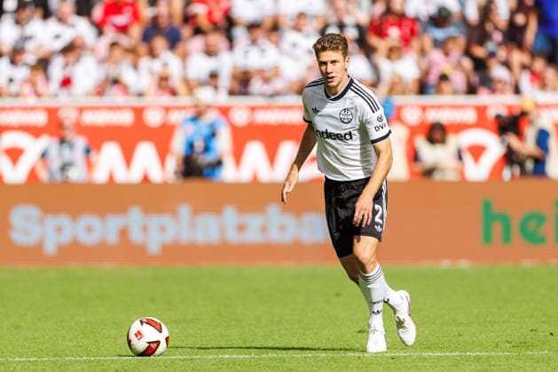 MAINZ, GERMANY - SEPTEMBER 12: Elias Baum (Eintracht Frankfurt, 2) controls the ball during the Bundesliga match between 1. FSV Mainz 05 vs. Eintracht Frankfurt at MEWA Arena on matchday 3 of the 1. Bundesliga on September 12, 2026 in Mainz, Germany. DFL REGULATIONS PROHIBIT ANY USE OF PHOTOGRAPHS AS IMAGE SEQUENCES AND OR QUASI-VIDEO. Rhineland-Palatinate Germany Copyright: xStephanxHahnex