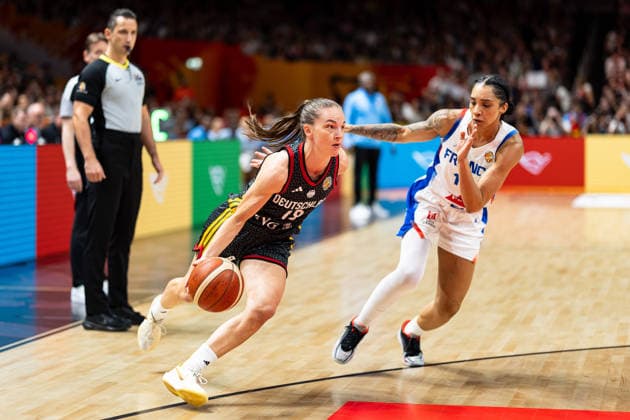 Britta Daub (Deutschland, 19) im Dribbling gegen Gabby Williams (Frankreich, 15), GER, Frankreich vs. Deutschland, Basketball, FIBA Women s World Cup 2026, Halbfinale, 12.09.2026 GER, Frankreich vs. Deutschland, Basketball, FIBA Women s World Cup 2026, Halbfinale, 12.09.2026 Berlin Copyright: xEibner-Pressefoto MaxxVincenx EP_MVN
