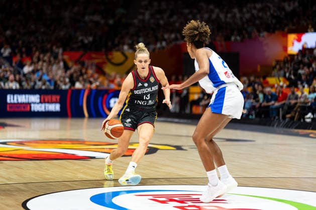Leonie Fiebich (Deutschland, 13) im Dribbling gegen Marieme Badiane (Frankreich, 22), GER, Frankreich vs. Deutschland, Basketball, FIBA Women s World Cup 2026, Halbfinale, 12.09.2026 GER, Frankreich vs. Deutschland, Basketball, FIBA Women s World Cup 2026, Halbfinale, 12.09.2026 Berlin Copyright: xEibner-Pressefoto MaxxVincenx EP_MVN