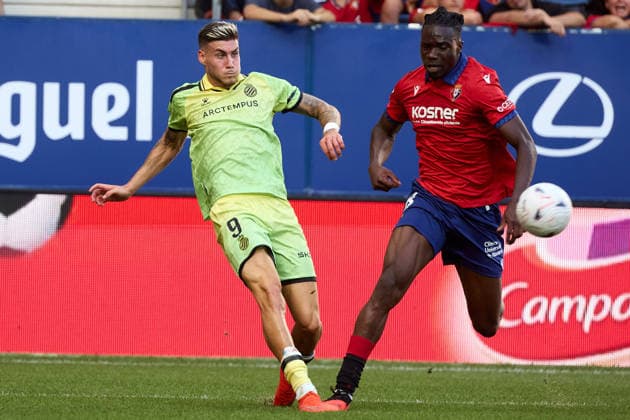 LaLiga EASports 2026 27 CA Osasuna v RCD Espanyol Roberto Fernandez (9. ESP) (L) crosses the ball under pressure from Rockson Yeboah (48. OSA) (R) during the LaLiga EA Sports match between CA Osasuna and RCD Espanyol played at El Sadar in Pamplona. Credit: Inigo Alzugaray Agencia LOF Pamplona LaLiga EASports 2026 27 CA Osasuna v RCD Espanyol