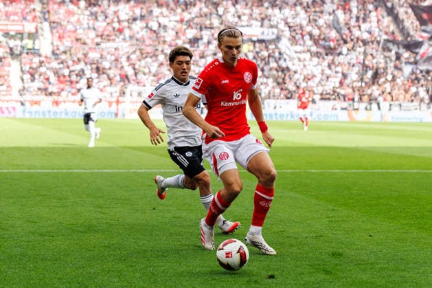 MAINZ, GERMANY - SEPTEMBER 12: Kacper Potulski (1. FSV Mainz 05, 48) is challenged by Ritsu Doan (Eintracht Frankfurt, 20) during the Bundesliga match between 1. FSV Mainz 05 vs. Eintracht Frankfurt at MEWA Arena on matchday 3 of the 1. Bundesliga on September 12, 2026 in Mainz, Germany. DFL REGULATIONS PROHIBIT ANY USE OF PHOTOGRAPHS AS IMAGE SEQUENCES AND OR QUASI-VIDEO. Rhineland-Palatinate Germany Copyright: xStephanxHahnex