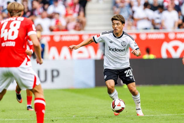 MAINZ, GERMANY - SEPTEMBER 12: Ritsu Doan (Eintracht Frankfurt, 20) controls the ball during the Bundesliga match between 1. FSV Mainz 05 vs. Eintracht Frankfurt at MEWA Arena on matchday 3 of the 1. Bundesliga on September 12, 2026 in Mainz, Germany. DFL REGULATIONS PROHIBIT ANY USE OF PHOTOGRAPHS AS IMAGE SEQUENCES AND OR QUASI-VIDEO. Rhineland-Palatinate Germany Copyright: xStephanxHahnex