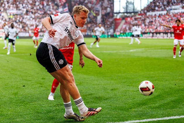 MAINZ, GERMANY - SEPTEMBER 12: Jonathan Burkardt (Eintracht Frankfurt, 9) plays a crosser during the Bundesliga match between 1. FSV Mainz 05 vs. Eintracht Frankfurt at MEWA Arena on matchday 3 of the 1. Bundesliga on September 12, 2026 in Mainz, Germany. DFL REGULATIONS PROHIBIT ANY USE OF PHOTOGRAPHS AS IMAGE SEQUENCES AND OR QUASI-VIDEO. Rhineland-Palatinate Germany Copyright: xStephanxHahnex