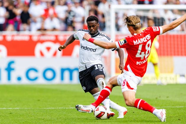 MAINZ, GERMANY - SEPTEMBER 12: Noel Aseko (Eintracht Frankfurt, 15) is challenged by Kacper Potulski (1. FSV Mainz 05, 48) during the Bundesliga match between 1. FSV Mainz 05 vs. Eintracht Frankfurt at MEWA Arena on matchday 3 of the 1. Bundesliga on September 12, 2026 in Mainz, Germany. DFL REGULATIONS PROHIBIT ANY USE OF PHOTOGRAPHS AS IMAGE SEQUENCES AND OR QUASI-VIDEO. Rhineland-Palatinate Germany Copyright: xStephanxHahnex