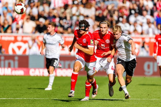 MAINZ, GERMANY - SEPTEMBER 12: Fabia Gruber (1. FSV Mainz 05, 3) Kacper Potulski (1. FSV Mainz 05, 48) and Jonathan Burkardt (Eintracht Frankfurt, 9) compete for the ball during the Bundesliga match between 1. FSV Mainz 05 vs. Eintracht Frankfurt at MEWA Arena on matchday 3 of the 1. Bundesliga on September 12, 2026 in Mainz, Germany. DFL REGULATIONS PROHIBIT ANY USE OF PHOTOGRAPHS AS IMAGE SEQUENCES AND OR QUASI-VIDEO. Rhineland-Palatinate Germany Copyright: xStephanxHahnex