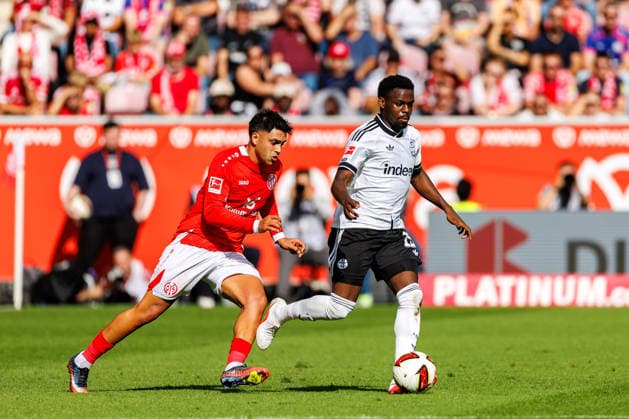 MAINZ, GERMANY - SEPTEMBER 12: Noel Aseko (Eintracht Frankfurt, 15) is challenged by Nadiem Amiri (1. FSV Mainz 05, 10) during the Bundesliga match between 1. FSV Mainz 05 vs. Eintracht Frankfurt at MEWA Arena on matchday 3 of the 1. Bundesliga on September 12, 2026 in Mainz, Germany. DFL REGULATIONS PROHIBIT ANY USE OF PHOTOGRAPHS AS IMAGE SEQUENCES AND OR QUASI-VIDEO. Rhineland-Palatinate Germany Copyright: xStephanxHahnex