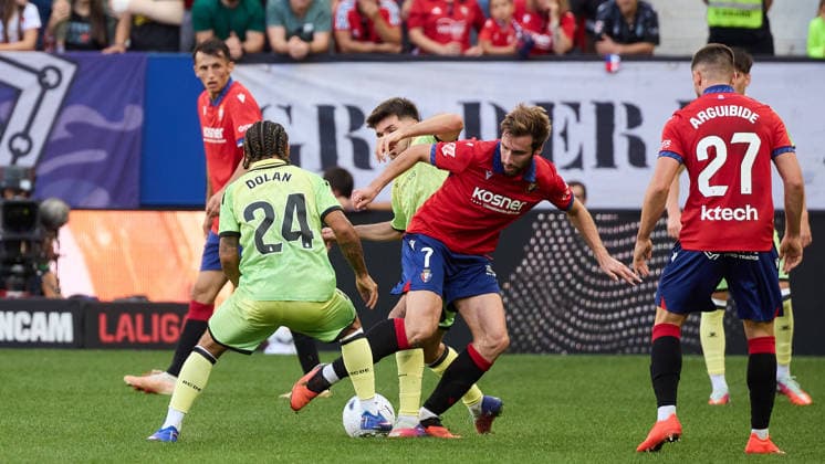 LaLiga EASports 2026 27 CA Osasuna v RCD Espanyol Jon Moncayola (7. OSA) dribbles past Tyrhys Dolan (24. ESP) (L) and Roger Hinojo (21. ESP) (R) during the LaLiga EA Sports match between CA Osasuna and RCD Espanyol played at El Sadar in Pamplona. Inigo Arguibide (27. OSA) is also visible in the image. Credit: Inigo Alzugaray Agencia LOF Pamplona LaLiga EASports 2026 27 CA Osasuna v RCD Espanyol