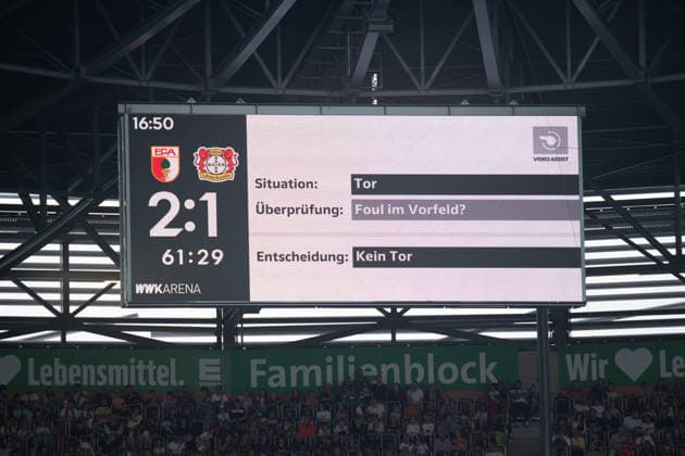 Das 2-2 für Bayer Leverkusen wird nach einschreiten des VAR aberkannt beim Bundesligaspiel FC Augsburg - Bayer 04 Leverkusen am 12.09.2026. Augsburg WWK Arena Bayern Deutschland *** Bayer Leverkusen s 2-2 goal was disallowed following a VAR review during the Bundesliga match between FC Augsburg and Bayer 04 Leverkusen on September 12, 2026, at the WWK Arena in Augsburg, Bavaria, Germany.
