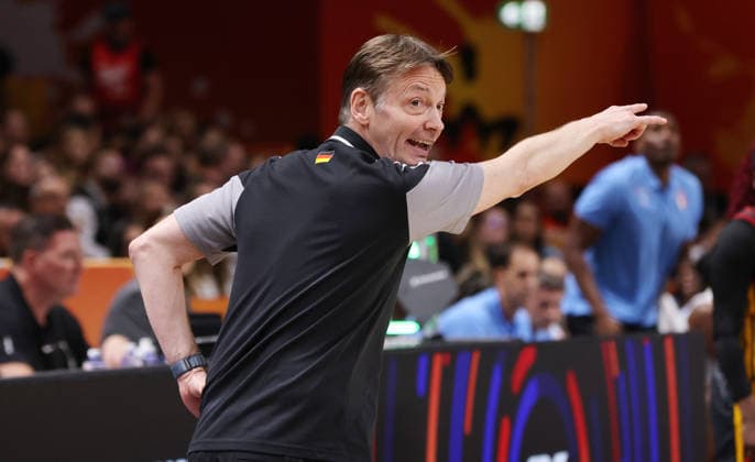 Bundestrainer Olaf Lange gibt Anweisungen Aktion Oberkörper Basketball FIBA World Cup Weltmeisterschaft Frauen WM Halbfinale Saison 2026 2027 12.09.2026 Frankreich FRA vs DBB Deutschland GER