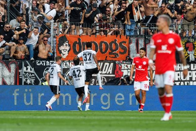 Can Uzun (Eintracht Frankfurt) bejubelt den Treffer zum 0:3 vor der Kurve mit Elias Baum (Eintracht Frankfurt) und Jeremiaha Maluze (Eintracht Frankfurt), Torjubel, Jubel, Freude, Emotionen FSV Mainz 05 vs Eintracht Frankfurt, Fussball, Bundesliga, 03. Spieltag, Saison 2026 2027, 12.09.2026 FSV Mainz 05 vs Eintracht Frankfurt, Fussball, Bundesliga, 03. Spieltag, Saison 2026 2027, 12.09.2026 *** Can Uzun of Eintracht Frankfurt celebrates the goal that made it 0–3 in front of the stands with Elias Baum of Eintracht Frankfurt and Jeremiaha Maluze of Eintracht Frankfurt; goal celebration, celebration, joy, emotions, FSV Mainz 05 vs. Eintracht Frankfurt, soccer, Bundesliga, Matchday 3, 2026–2027 season, September 12, 2026, FSV Mainz 05 vs. Eintracht Frankfurt, soccer, Bundesliga, Matchday 3, 2026–2027 season, September 12, 2026 Copyright: xEibnerxPressefotox EP_ANS