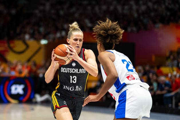 Leonie Fiebich (Deutschland, 13) im Dribbling gegen Marieme Badiane (Frankreich, 22), GER, Frankreich vs. Deutschland, Basketball, FIBA Women s World Cup 2026, Halbfinale, 12.09.2026 GER, Frankreich vs. Deutschland, Basketball, FIBA Women s World Cup 2026, Halbfinale, 12.09.2026 Berlin Copyright: xEibner-Pressefoto MaxxVincenx EP_MVN