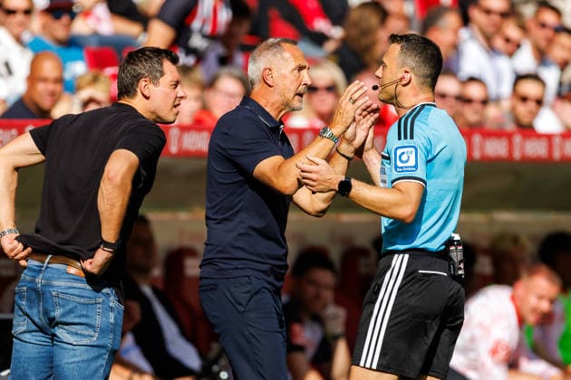 MAINZ, GERMANY - SEPTEMBER 12: Head Coach Adi Huetter (Hütter, Eintracht Frankfurt) and Referee Felix Zwayer having a conversation during the Bundesliga match between 1. FSV Mainz 05 vs. Eintracht Frankfurt at MEWA Arena on matchday 3 of the 1. Bundesliga on September 12, 2026 in Mainz, Germany. DFL REGULATIONS PROHIBIT ANY USE OF PHOTOGRAPHS AS IMAGE SEQUENCES AND OR QUASI-VIDEO. Rhineland-Palatinate Germany Copyright: xStephanxHahnex
