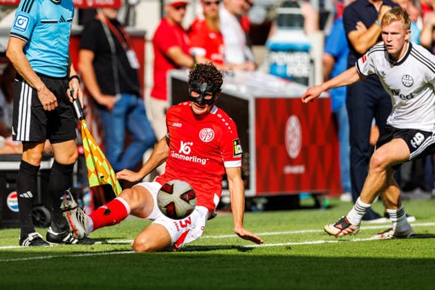 MAINZ, GERMANY - SEPTEMBER 12: Fabia Gruber (1. FSV Mainz 05, 3) controls the ball during the Bundesliga match between 1. FSV Mainz 05 vs. Eintracht Frankfurt at MEWA Arena on matchday 3 of the 1. Bundesliga on September 12, 2026 in Mainz, Germany. DFL REGULATIONS PROHIBIT ANY USE OF PHOTOGRAPHS AS IMAGE SEQUENCES AND OR QUASI-VIDEO. Rhineland-Palatinate Germany Copyright: xStephanxHahnex
