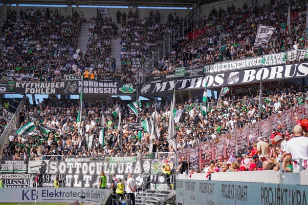Deutschland: Fussball Bundesliga 2026 - 2027, 3. Spieltag - SC Freiburg vs Borussia Mönchengladbach - Europa-Park-Stadion (Freiburg): Gästefans und Ultras von Borussia Mönchengladbach im voll besetzten Gästeblock mit zahlreichen schwarz-weiß-grünen Fahnen und Bannern. Auswärtsfans, Fans, Zuschauer, Fankurve, Tribüne, Fahnenmeer, Fankultur, Support, Stimmung, Borussia Mönchengladbach, Gladbach, Ultras, Sottocultura, Mythos Borussia, Fußball, Stadion. *** Germany Soccer Bundesliga 2026–2027, Matchday 3: SC Freiburg vs. Borussia Mönchengladbach at Europa-Park Stadium in Freiburg. Borussia Mönchengladbach away fans and ultras in the packed away section, waving numerous black, white, and green flags and banners. Away fans, fans, spectators, fan section, stands, sea of flags, fan culture, support, atmosphere, Borussia Mönchengladbach, Gladbach, Ultras, Sottocultura, Myth of Borussia, soccer, stadium Copyright: xJOERANxSTEINSIEKx