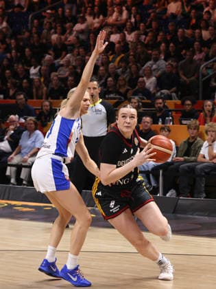 Marine Johannes, Lina Sontag am Ball Zweikampf Spielszene Aktion Basketball FIBA World Cup Weltmeisterschaft Frauen WM Halbfinale Saison 2026 2027 12.09.2026 Frankreich FRA vs DBB Deutschland GER