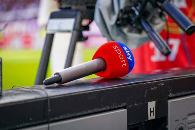 Deutschland: Fussball Bundesliga 2026 - 2027, 3. Spieltag - SC Freiburg vs Borussia Mönchengladbach - Europa-Park-Stadion (Freiburg): Sky Mikrofon am Spielfeldrand eines Fußballstadions, Nahaufnahme. Sportjournalismus, Sportberichterstattung, Fernsehen, TV, Liveübertragung, Fußballübertragung, Medien, Presse, Reporter, Interview, Mikrofon, Sky Sport, Sky Deutschland, Pay-TV, Rundfunk, Medienrechte, TV-Rechte, Bundesliga, Equipment, Ausrüstung, Symbolfoto. *** Germany Soccer Bundesliga 2026–2027, Matchday 3: SC Freiburg vs. Borussia Mönchengladbach at Europa-Park Stadium, Freiburg; Sky Sport microphone on the sidelines of a soccer stadium; close-up; sports journalism, sports coverage, television, TV, live broadcast, soccer broadcast, media, press, reporter, interview, microphone, Sky Sport, Sky Deutschland, Pay TV, broadcasting, media rights, TV rights, Bundesliga, equipment, symbolic photo Copyright: xJOERANxSTEINSIEKx