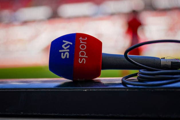 Deutschland: Fussball Bundesliga 2026 - 2027, 3. Spieltag - SC Freiburg vs Borussia Mönchengladbach - Europa-Park-Stadion (Freiburg): Sky Mikrofon am Spielfeldrand eines Fußballstadions, Nahaufnahme. Sportjournalismus, Sportberichterstattung, Fernsehen, TV, Liveübertragung, Fußballübertragung, Medien, Presse, Reporter, Interview, Mikrofon, Sky Sport, Sky Deutschland, Pay-TV, Rundfunk, Medienrechte, TV-Rechte, Bundesliga, Equipment, Ausrüstung, Symbolfoto. *** Germany Soccer Bundesliga 2026–2027, Matchday 3: SC Freiburg vs. Borussia Mönchengladbach at Europa-Park Stadium, Freiburg; Sky Sport microphone on the sidelines of a soccer stadium; close-up; sports journalism, sports coverage, television, TV, live broadcast, soccer broadcast, media, press, reporter, interview, microphone, Sky Sport, Sky Deutschland, Pay TV, broadcasting, media rights, TV rights, Bundesliga, equipment, symbolic photo Copyright: xJOERANxSTEINSIEKx
