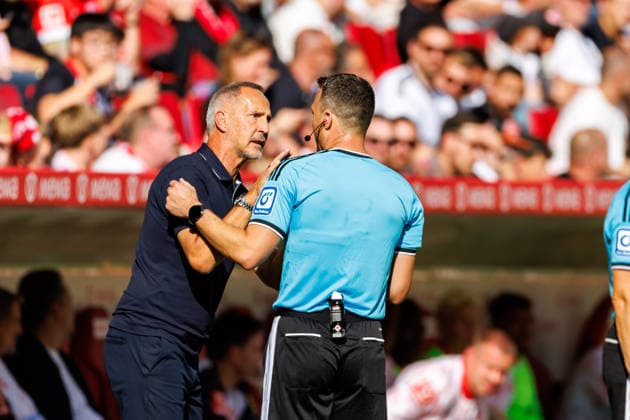 MAINZ, GERMANY - SEPTEMBER 12: Head Coach Adi Huetter (Hütter, Eintracht Frankfurt) and Referee Felix Zwayer having a conversation during the Bundesliga match between 1. FSV Mainz 05 vs. Eintracht Frankfurt at MEWA Arena on matchday 3 of the 1. Bundesliga on September 12, 2026 in Mainz, Germany. DFL REGULATIONS PROHIBIT ANY USE OF PHOTOGRAPHS AS IMAGE SEQUENCES AND OR QUASI-VIDEO. Rhineland-Palatinate Germany Copyright: xStephanxHahnex