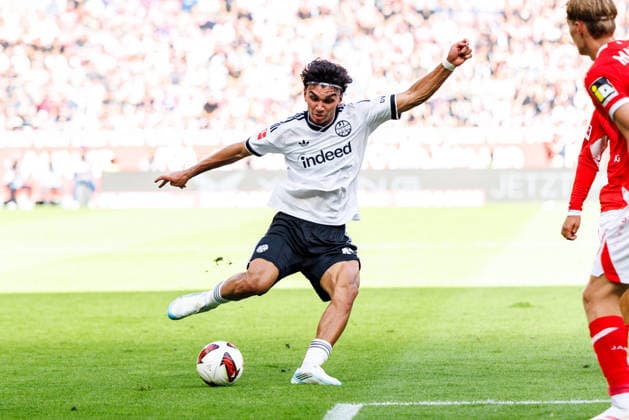 MAINZ, GERMANY - SEPTEMBER 12: Can Uzun (Eintracht Frankfurt, 42) controls the ball during the Bundesliga match between 1. FSV Mainz 05 vs. Eintracht Frankfurt at MEWA Arena on matchday 3 of the 1. Bundesliga on September 12, 2026 in Mainz, Germany. DFL REGULATIONS PROHIBIT ANY USE OF PHOTOGRAPHS AS IMAGE SEQUENCES AND OR QUASI-VIDEO. Rhineland-Palatinate Germany Copyright: xStephanxHahnex