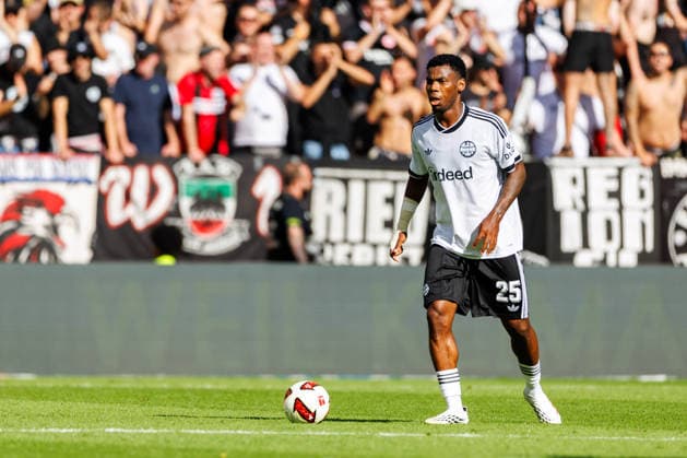 MAINZ, GERMANY - SEPTEMBER 12: Raphael Onyedika (Eintracht Frankfurt, 25) controls the ball during the Bundesliga match between 1. FSV Mainz 05 vs. Eintracht Frankfurt at MEWA Arena on matchday 3 of the 1. Bundesliga on September 12, 2026 in Mainz, Germany. DFL REGULATIONS PROHIBIT ANY USE OF PHOTOGRAPHS AS IMAGE SEQUENCES AND OR QUASI-VIDEO. Rhineland-Palatinate Germany Copyright: xStephanxHahnex