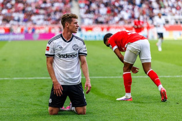 MAINZ, GERMANY - SEPTEMBER 12: Elias Baum (Eintracht Frankfurt, 2) kneels during the Bundesliga match between 1. FSV Mainz 05 vs. Eintracht Frankfurt at MEWA Arena on matchday 3 of the 1. Bundesliga on September 12, 2026 in Mainz, Germany. DFL REGULATIONS PROHIBIT ANY USE OF PHOTOGRAPHS AS IMAGE SEQUENCES AND OR QUASI-VIDEO. Rhineland-Palatinate Germany Copyright: xStephanxHahnex