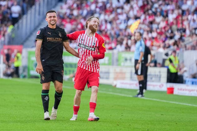1. Bundesliga: SC Freiburg vs Borussia Mönchengladbach, 12.09.2026 Jan-Niklas Beste (SC Freiburg, 19) und Kevin Stöger (Borussia Mönchengladbach, 7) die nach einem Zweikampf gemeinsam lachen 1. Bundesliga: SC Freiburg vs Borussia Mönchengladbach, Europa-Park-Stadion, 12.09.2026 DFB DFL REGULATIONS PROHIBIT ANY USE OF PHOTOGRAPHS AS IMAGE SEQUENCES AND OR QUASI-VIDEO. *** 1. Bundesliga: SC Freiburg vs. Borussia Mönchengladbach, September 12, 2026: Jan Niklas Beste of SC Freiburg (19) and Kevin Stöger of Borussia Mönchengladbach (7) laughing together after a tackle. Bundesliga Match: SC Freiburg vs. Borussia Mönchengladbach, Europa-Park Stadium, September 12, 2026 DFB and DFL regulations prohibit any use of photographs as image sequences and or quasi-video. Copyright: xBEAUTIFULxSPORTS Boscox