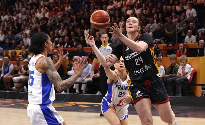 Gabby Williams, Marine Johannes, Lina Sontag am Ball Zweikampf Spielszene Aktion Basketball FIBA World Cup Weltmeisterschaft Frauen WM Halbfinale Saison 2026 2027 12.09.2026 Frankreich FRA vs DBB Deutschland GER