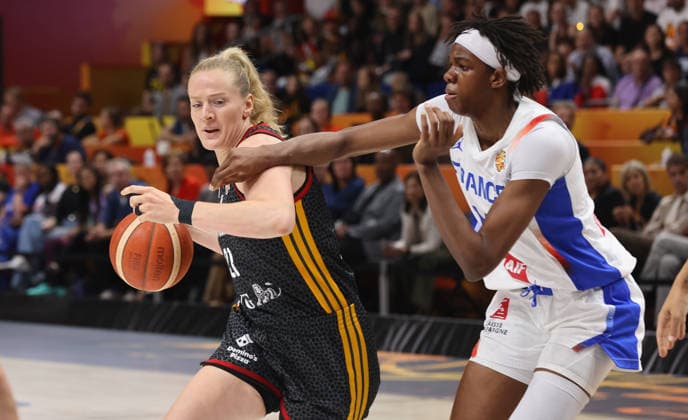 Marie Gülich am Ball, Dominique Malonga Zweikampf Spielszene Aktion Basketball FIBA World Cup Weltmeisterschaft Frauen WM Halbfinale Saison 2026 2027 12.09.2026 Frankreich FRA vs DBB Deutschland GER