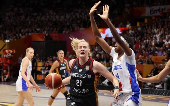 Marie Gülich am Ball, Dominique Malonga Zweikampf Spielszene Aktion Basketball FIBA World Cup Weltmeisterschaft Frauen WM Halbfinale Saison 2026 2027 12.09.2026 Frankreich FRA vs DBB Deutschland GER