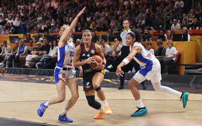 Marine Johannes, Alexandra Wilke am Ball, Janelle Salaun Zweikampf Spielszene Aktion Basketball FIBA World Cup Weltmeisterschaft Frauen WM Halbfinale Saison 2026 2027 12.09.2026 Frankreich FRA vs DBB Deutschland GER