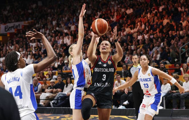 Marine Johannes, Alexandra Wilke am Ball, Janelle Salaun Zweikampf Spielszene Aktion Basketball FIBA World Cup Weltmeisterschaft Frauen WM Halbfinale Saison 2026 2027 12.09.2026 Frankreich FRA vs DBB Deutschland GER
