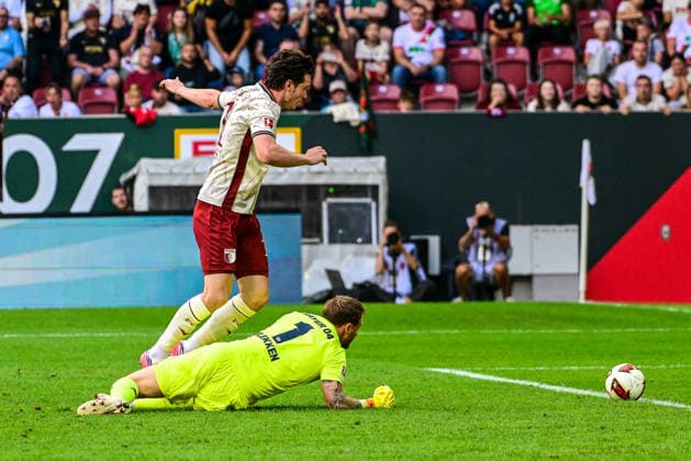 12.09.2026, GER, Fußball, Herren, 1. Bundesliga, FC Augsburg vs Bayer 04 Leverkusen Michael Gregoritsch (FC Augsburg, 11) umkurvt Mark Flekken (Leverkusen, 1) und trifft zum 1:1 Augsburg WWK-Arena Bayern Deutschland *** September 12, 2026, Germany, Soccer, Men s, 1. Bundesliga, FC Augsburg vs. Bayer 04 Leverkusen: Michael Gregoritsch (FC Augsburg, No. 11) dribbles past Mark Flekken (Leverkusen, No. 1) and scores to tie the game at 1-1 at the WWK Arena in Augsburg, Bavaria, Germany Copyright: xNordphotox xHafnerx