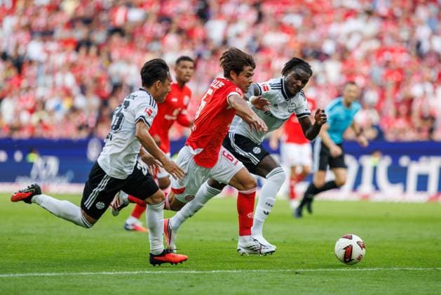 Kaishu Sano (FSV Mainz 05) im Zweikampf mit Keita Kosugi (Eintracht Frankfurt) und Lilian Brassier (Eintracht Frankfurt), Aktion Action FSV Mainz 05 vs Eintracht Frankfurt, Fussball, Bundesliga, 03. Spieltag, Saison 2026 2027, 12.09.2026 FSV Mainz 05 vs Eintracht Frankfurt, Fussball, Bundesliga, 03. Spieltag, Saison 2026 2027, 12.09.2026 *** Kaishu Sano (FSV Mainz 05) in a tackle with Keita Kosugi (Eintracht Frankfurt) and Lilian Brassier (Eintracht Frankfurt), Action: FSV Mainz 05 vs. Eintracht Frankfurt, Soccer, Bundesliga, Matchday 3, 2026–2027 Season, September 12, 2026, FSV Mainz 05 vs. Eintracht Frankfurt, Soccer, Bundesliga, Matchday 3, 2026–2027 Season, September 12, 2026 Copyright: xEibnerxPressefotox EP_ANS