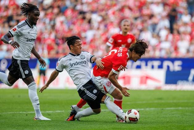 Kaishu Sano (FSV Mainz 05) im Zweikampf mit Keita Kosugi (Eintracht Frankfurt) und Lilian Brassier (Eintracht Frankfurt), Aktion Action FSV Mainz 05 vs Eintracht Frankfurt, Fussball, Bundesliga, 03. Spieltag, Saison 2026 2027, 12.09.2026 FSV Mainz 05 vs Eintracht Frankfurt, Fussball, Bundesliga, 03. Spieltag, Saison 2026 2027, 12.09.2026 *** Kaishu Sano (FSV Mainz 05) in a tackle with Keita Kosugi (Eintracht Frankfurt) and Lilian Brassier (Eintracht Frankfurt), Action: FSV Mainz 05 vs. Eintracht Frankfurt, Soccer, Bundesliga, Matchday 3, 2026–2027 Season, September 12, 2026, FSV Mainz 05 vs. Eintracht Frankfurt, Soccer, Bundesliga, Matchday 3, 2026–2027 Season, September 12, 2026 Copyright: xEibnerxPressefotox EP_ANS