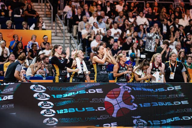 FIBA Women™s Basketball World Cup 2026: Frankreich vs. Deutschland, 12.09.2026 Deutsche Auswechselbank jubelt, Clara Bielefeld (Deutschland, 25), Emma Eichmeyer (Deutschland, 9); Basketball, FIBA Women™s Basketball World Cup 2026, Final Phase, Halbfinale: Frankreich vs. Deutschland am 12.09.2026 in der Uber Arena, Berlin Copyright: xBEAUTIFULxSPORTS Tonhäuserx