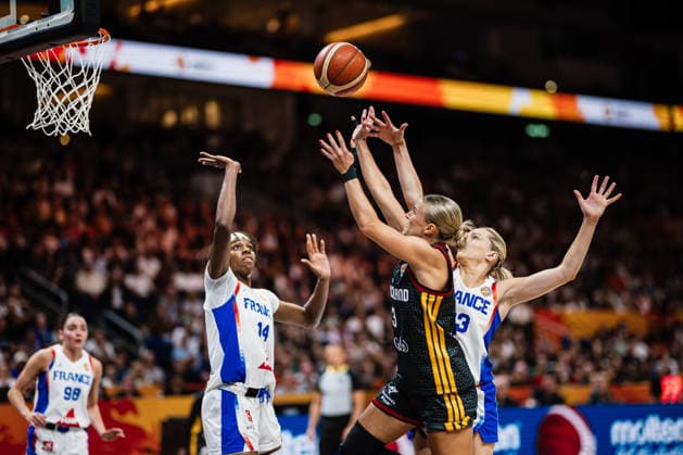 FIBA Women™s Basketball World Cup 2026: Frankreich vs. Deutschland, 12.09.2026 Alexandra Wilke (Deutschland, 3), Dominique Malonga (Frankreich, 14), Marine Johannes (Frankreich, 23); Basketball, FIBA Women™s Basketball World Cup 2026, Final Phase, Halbfinale: Frankreich vs. Deutschland am 12.09.2026 in der Uber Arena, Berlin Copyright: xBEAUTIFULxSPORTS Tonhäuserx