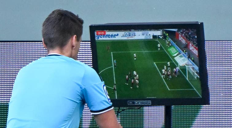 12.09.2026, xemx, Fussball 1.Bundesliga, FC Augsburg - Bayer 04 Leverkusen v.l. Schiedsrichter Daniel Siebert schaut sich die Situation an, Faul im Vorfeld kein Tor fuer Leverkusen (DFL DFB REGULATIONS PROHIBIT ANY USE OF PHOTOGRAPHS as IMAGE SEQUENCES and or QUASI-VIDEO) Augsburg *** September 12, 2026, xemx, Soccer, Bundesliga 1, FC Augsburg vs. Bayer 04 Leverkusen: Referee Daniel Siebert reviews the play; foul in the build-up—no goal for Leverkusen. DFL and DFB regulations prohibit any use of photographs as image sequences and or quasi-video. Augsburg