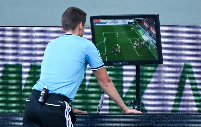 12.09.2026, xemx, Fussball 1.Bundesliga, FC Augsburg - Bayer 04 Leverkusen v.l. Schiedsrichter Daniel Siebert schaut sich die Situation an, Faul im Vorfeld kein Tor fuer Leverkusen (DFL DFB REGULATIONS PROHIBIT ANY USE OF PHOTOGRAPHS as IMAGE SEQUENCES and or QUASI-VIDEO) Augsburg *** September 12, 2026, xemx, Soccer, Bundesliga 1, FC Augsburg vs. Bayer 04 Leverkusen: Referee Daniel Siebert reviews the play; foul in the build-up—no goal for Leverkusen. DFL and DFB regulations prohibit any use of photographs as image sequences and or quasi-video. Augsburg